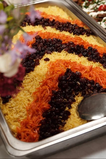 Riz afghan aux carottes confites et raisins secs