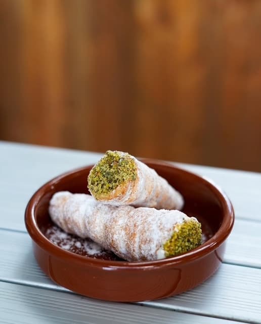 Roulés feuilletés à la pistache, saupoudrés de sucre glace