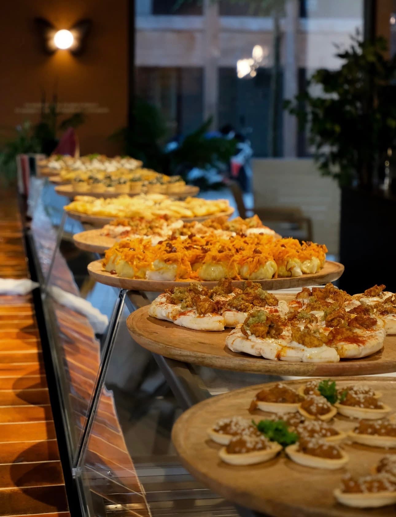 Buffet traiteur Parvana : plateaux de bouchées et tartelettes disposés le long du comptoir